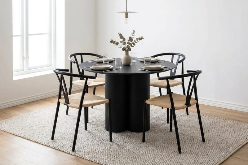 Juno spisegruppe rund 110 cm i sort med 4 Elysia spisestole - Møbler - Borde - Spisebordssæt