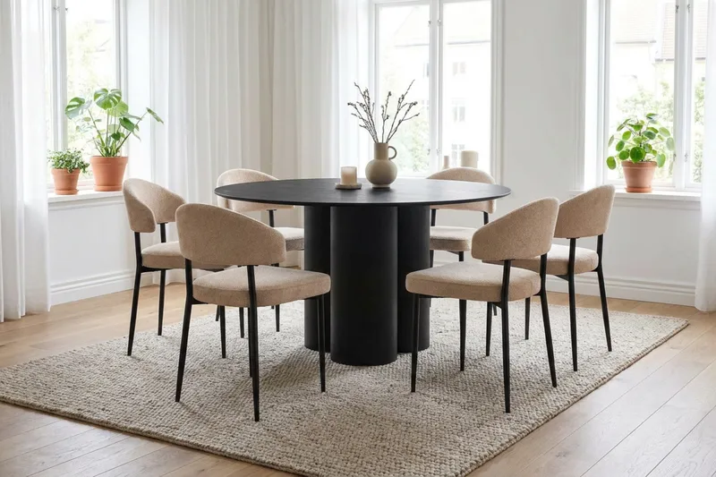 Juno spisegruppe rund 130 cm sort med 6 Jairam spisestole - Sortbejdset eg - Møbler - Borde - Spisebordssæt