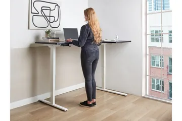 Bina Skrivebord 109x160 cm i Træ med Metalstel - Sort|Hvid - Møbler - Borde - Kontorbord - Skrivebord - hæve-sænke-bord