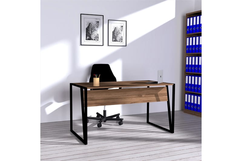 Husada Skrivebord 140 cm - Valnøddebrun/Sort - Møbler - Borde - Kontorbord - Skrivebord