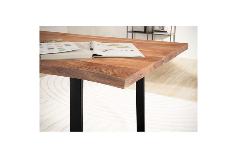 Skrivebord Wohnling Massivt træ kant metalben landhus Sort, Lige, 140x60 cm - Sort, Lige, 140x60 cm - Møbler - Borde - Kontorbord - Skrivebord