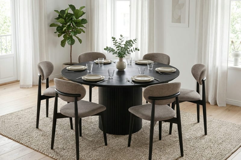 Kopparbo rund spisegruppe 150 cm Sort med 6 Molly-spisebordsstole - Sortbejdset eg - Møbler - Borde - Spisebordssæt