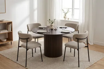 Kopparbo Rundt Spisebordssæt 110 cm – Spisebord med 4 Lucy Spisebordsstole i Træ med Røget Eg-udseende - Mørkebrun - Møbler - Borde - Spisebordssæt