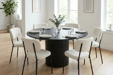 Kopparbo rundt spisebordssæt 130 cm, sort, med 6 Gemmiano-spisebordsstole - Sortbejdset eg - Møbler - Borde - Spisebordssæt