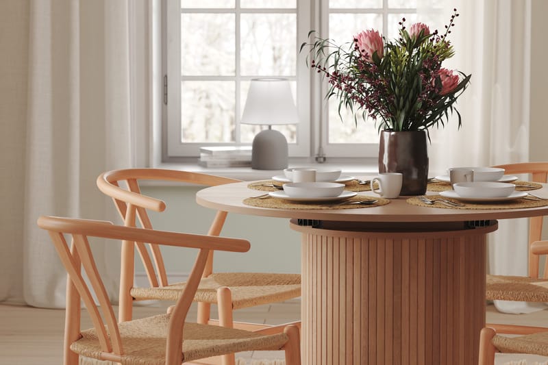 Kopparbo Lys Rundt Spisebord 106 cm Udvideligt med tillægsplade - Hvidlaseret Eg / Træ - Møbler - Borde - Spisebord og køkkenbord