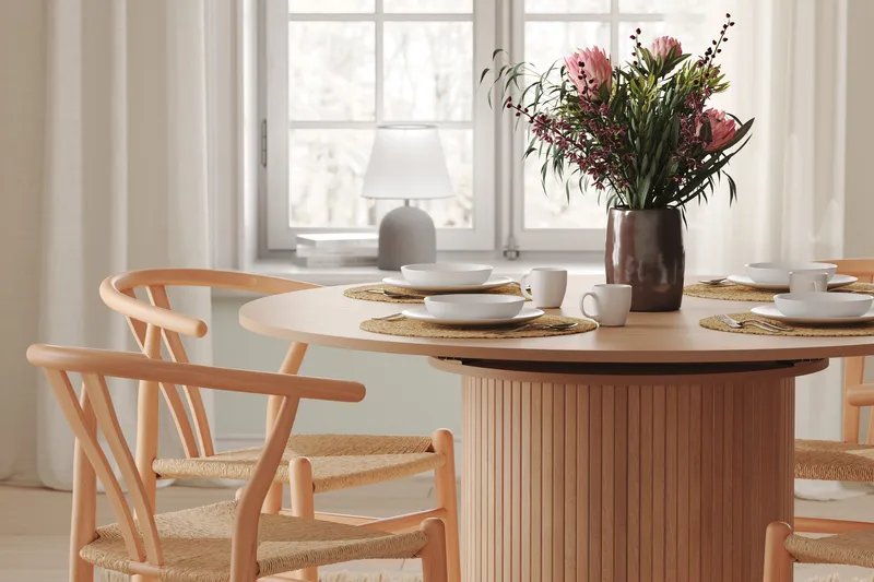 Kopparbo Rundt Spisebord 130 cm Udvideligt med tillægsplade - Hvidlaseret Eg / Lysebeige - Møbler - Borde - Spisebord og køkkenbord