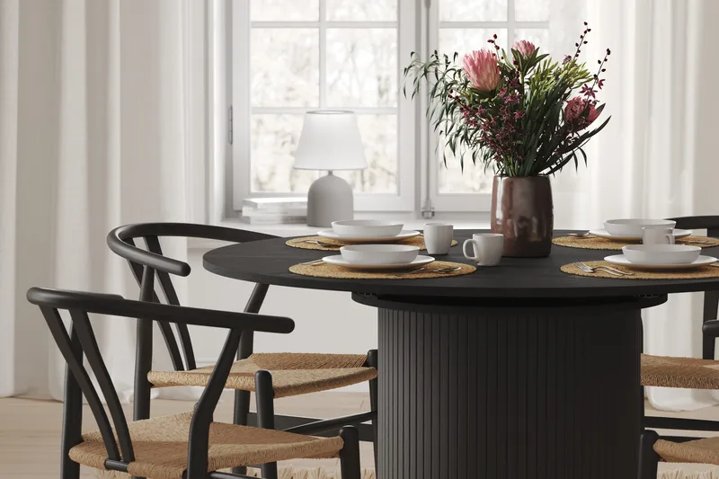 Kopparbo Rundt Spisebord 130 cm Udvideligt med tillægsplade - Sort Træ / Riflet - Møbler - Borde - Spisebord og køkkenbord