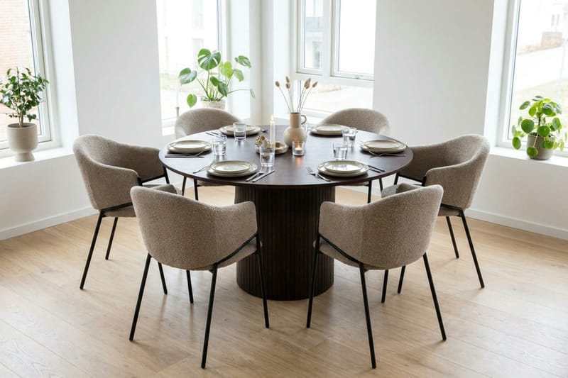 Kopparbo spisebordssæt rundt 130 cm røget eg med 6 Filip spisebordsstole - Røget eg - Møbler - Borde - Spisebordssæt