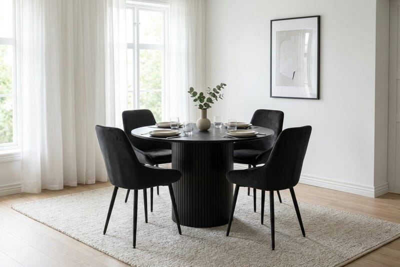 Kopparbo spisegruppe rund 110 cm, sort med 4 Alsarp spisestole - Sort - Møbler - Borde - Spisebordssæt