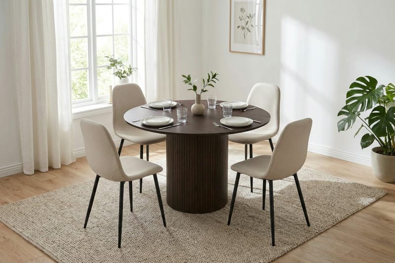 Kopparbo spisegruppe rund 110 cm røget eg med 4 Nibe spisestole - Røget eg - Møbler - Borde - Spisebordssæt