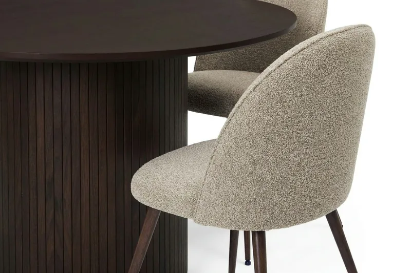 Kopparbo spisegruppe rund 110 cm røget eg med 4 Nibe Plus spisestole - Røget eg - Møbler - Borde - Spisebordssæt