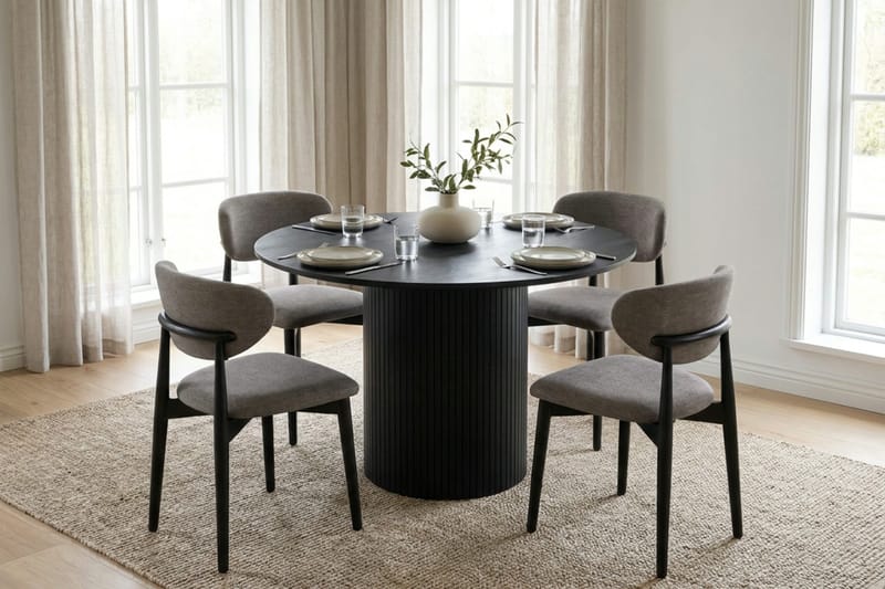 Kopparbo spisegruppe rund 110 cm sort med 4 Molly spisebordsstole - Sort - Møbler - Borde - Spisebordssæt