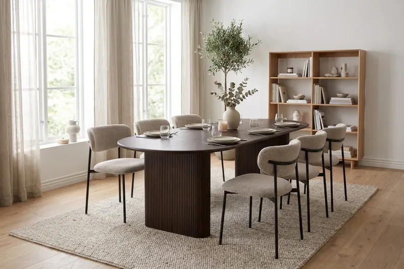 Noira rektangulært spisebordssæt 220 cm – Spisebord med 6 Lucy spisestole i træ med røget egetræslook - Mørkebrun & Greige - Møbler - Borde - Spisebordssæt