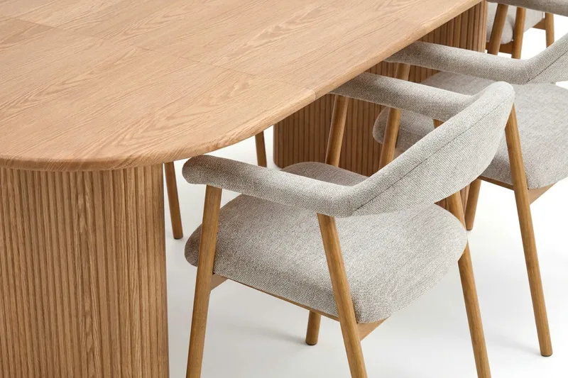 Noira spisegruppe 160-220 cm udtrækkeligt i eg med 6 Ronja spisestole - Sand/Eg - Møbler - Borde - Spisebordssæt