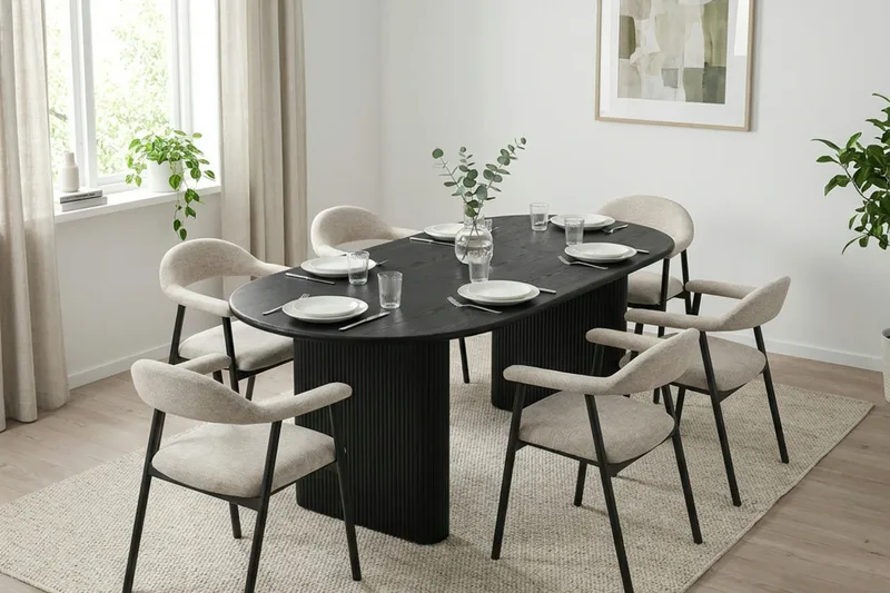Noira spisegruppe 160-220 cm udtrækkeligt i sort med 6 Ronja spisestole - Sortbejdset eg - Møbler - Borde - Spisebordssæt