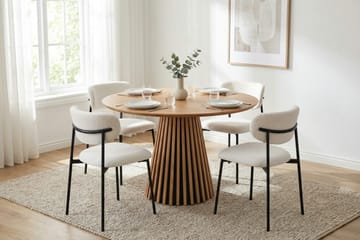 Peyra spisegruppe, rund 110 cm, eg med 4 Lucy spisebordsstole - Eg - Møbler - Borde - Spisebordssæt