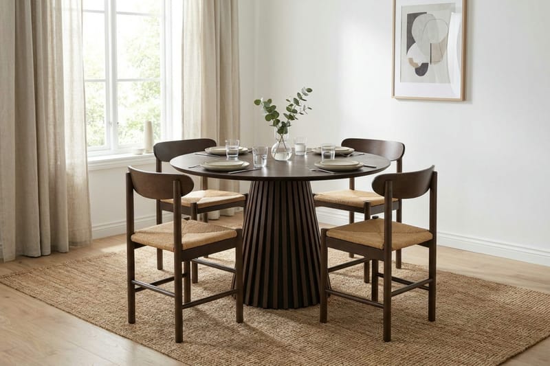 Peyra spisegruppe rund 110 cm røget eg med 4 Malte spisestole - Møbler - Borde - Spisebordssæt
