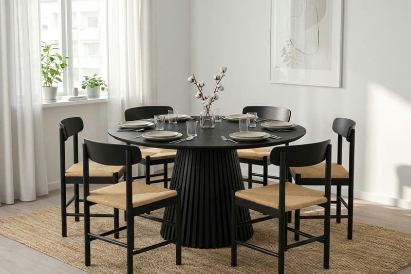 Peyra spisegruppe rund 130 cm sort med 6 Malte spisestole - Møbler - Borde - Spisebordssæt