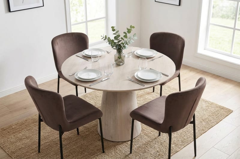 Siena spisegruppe rund 110 cm hvidlaseret med 4 Elsie-spisestole - Hvidlaseret/Brun - Møbler - Borde - Spisebordssæt