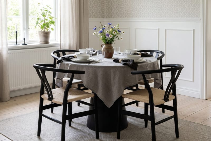 Siena spisegruppe rund 110 cm Sort med 4 Dastoori spisestole - Sortbejdset eg - Møbler - Borde - Spisebordssæt