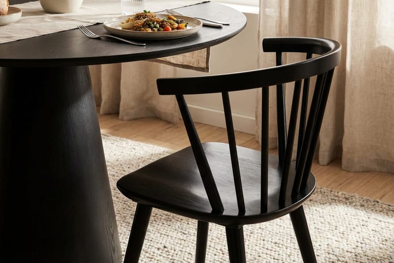 Siena spisegruppe rund 110 cm sort med 4 Tyrö spisestole - Sortbejdset eg - Møbler - Borde - Spisebordssæt