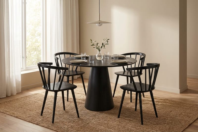 Siena spisegruppe rund 110 cm sort med 4 Tyrö spisestole - Sortbejdset eg - Møbler - Borde - Spisebordssæt