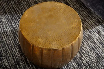 Dominoe 60 cm Rundt Sofabord med Hamret Tromleform i Metal - Guld - Møbler - Borde - Sofabord