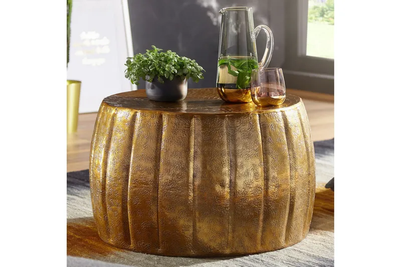 Dominoe 60 cm Rundt Sofabord med Hamret Tromleform i Metal - Guld - Møbler - Borde - Sofabord