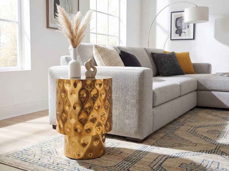 Helvik rundt sidebord 36 cm i aluminium - guld - Møbler - Borde - Sofabord - Kistebord