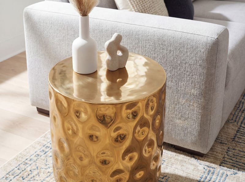 Helvik rundt sidebord 36 cm i aluminium - guld - Møbler - Borde - Sofabord - Kistebord
