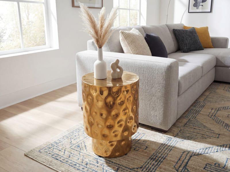 Helvik rundt sidebord 36 cm i aluminium - guld - Møbler - Borde - Sofabord - Kistebord