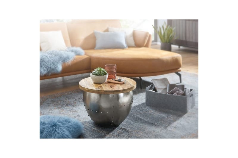 Sofabord Wohnling Massivt træ 60 cm Industriel nitteopbevaringsplads - Møbler - Borde - Sofabord