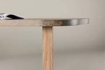 Eleonora Stort Asymmetrisk Spisebord 230 cm i Træ med Valnød- og Marmorudseende - Brun - Møbler - Borde - Spisebord og køkkenbord