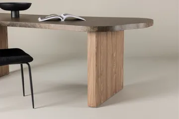 Eleonora Stort Asymmetrisk Spisebord 230 cm i Træ med Valnød- og Marmorudseende - Brun - Møbler - Borde - Spisebord og køkkenbord