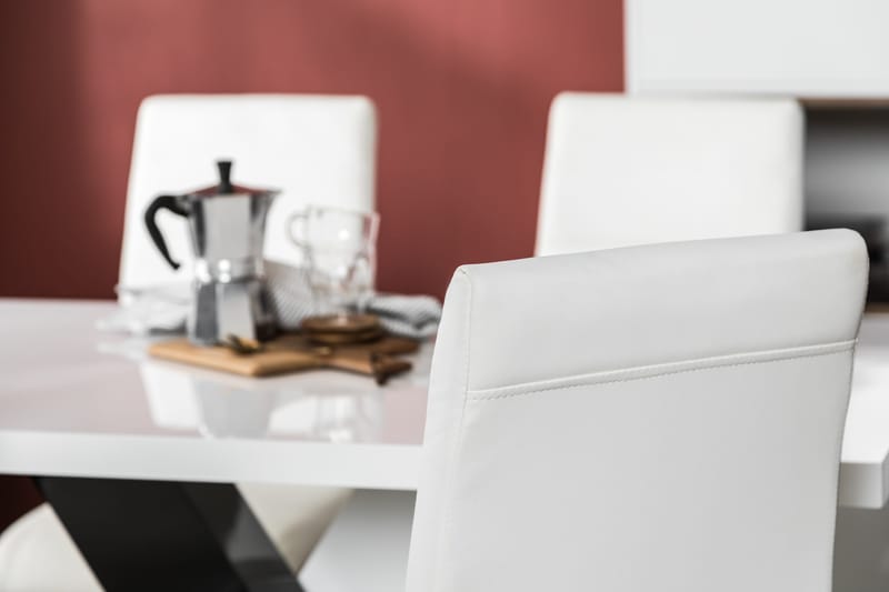 Cesi Spisebordssæt 140 cm med 4 Cibus Stole - Hvid/Sort/Sort PU/Krom - Møbler - Borde - Spisebordssæt