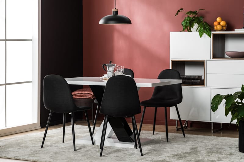Cesi Spisebordssæt 140 cm med 4 Nibe Stole - Hvid/Sort - Møbler - Borde - Spisebordssæt