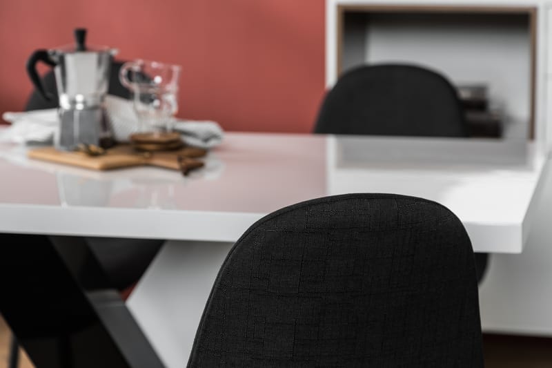 Cesi Spisebordssæt 140 cm med 4 Nibe Stole - Hvid/Sort - Møbler - Borde - Spisebordssæt