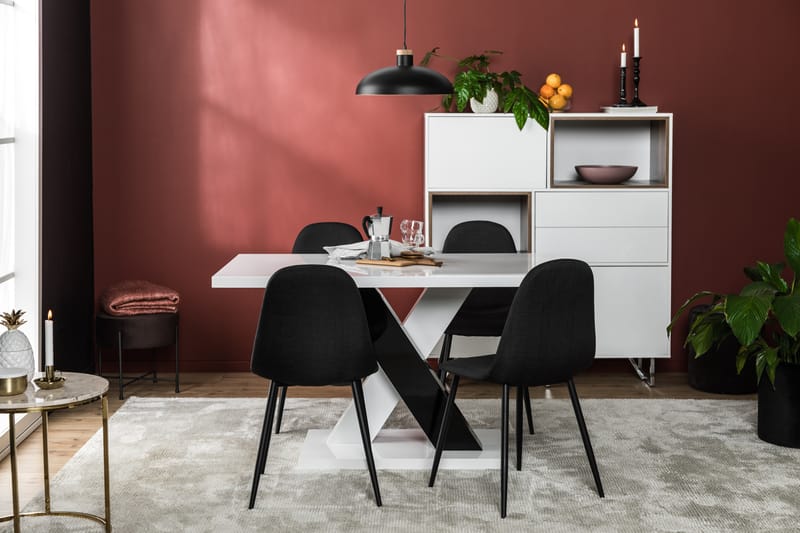 Cesi Spisebordssæt 140 cm med 4 Nibe Stole - Hvid/Sort - Møbler - Borde - Spisebordssæt