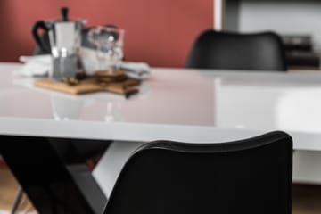 Cesi Spisebordssæt 140 cm med 4 Shell Stole - Hvid/Sort/Sort PU - Møbler - Borde - Spisebordssæt