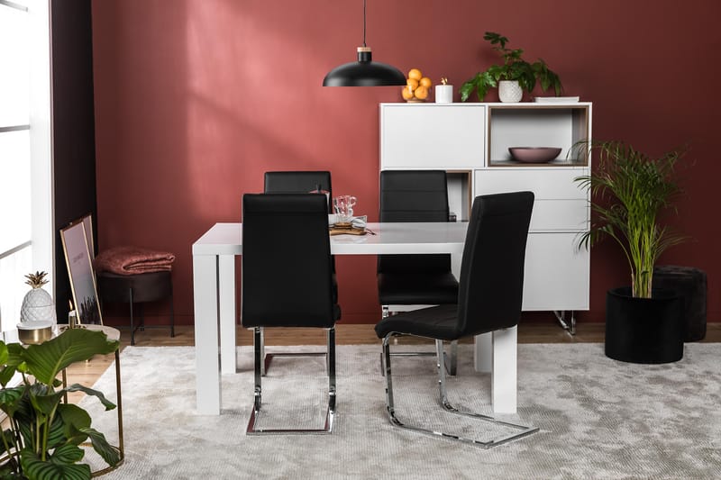 Cibus Spisebordssæt 140x90 med 4 Stole - Hvid/Sort/Krom - Møbler - Borde - Spisebordssæt