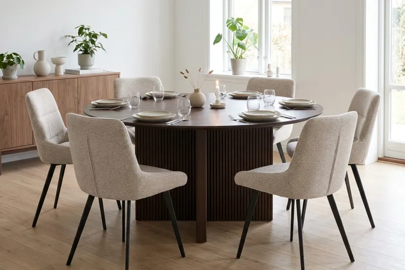 Edda spisegruppe rund 150 cm røget eg med 6 Mora spisestole - Røget eg - Møbler - Borde - Spisebordssæt