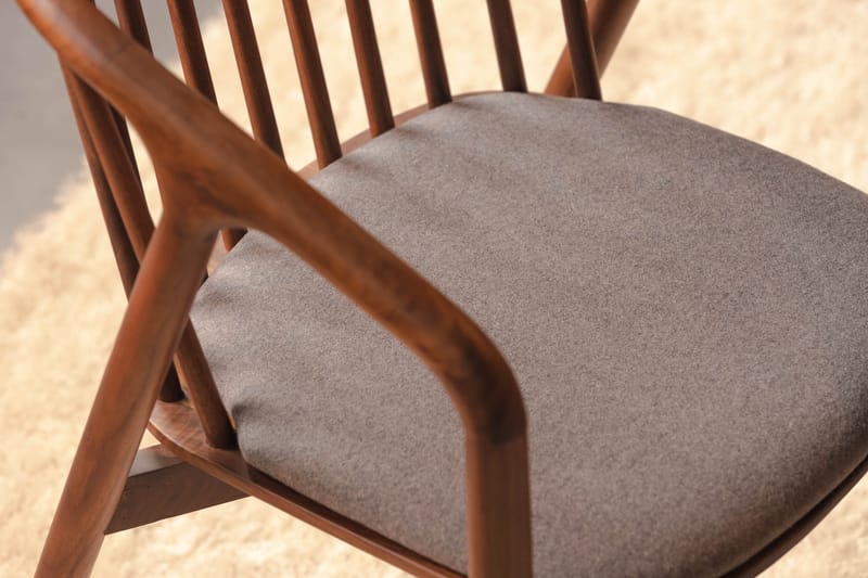 Noira Matgrupp 120 cm Runt Matbord med 4 Noira Stolar - Valnød - Møbler - Borde - Spisebordssæt