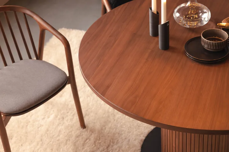 Noira Matgrupp 120 cm Runt Matbord med 4 Noira Stolar - Valnød - Møbler - Borde - Spisebordssæt