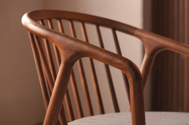 Noira Matgrupp 120 cm Runt Matbord med 4 Noira Stolar - Valnød - Møbler - Borde - Spisebordssæt