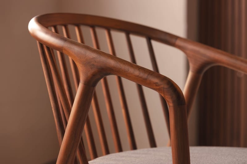 Noira Matgrupp 120 cm Runt Matbord med 4 Noira Stolar - Valnød - Møbler - Borde - Spisebordssæt