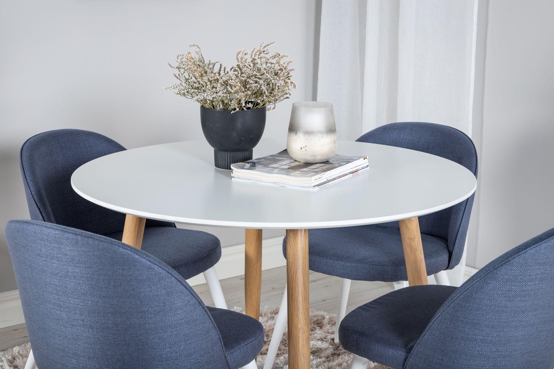 Pelle Spisebordssæt 100 cm Rund inkl 4 Sedavi Stole - Hvid/Natur/Sort - Møbler - Borde - Spisebordssæt