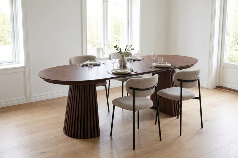 Spisegruppe Bark Peyra 120-220 cm Valnød Greige bouclé/metalben sort - Møbler - Borde - Spisebordssæt