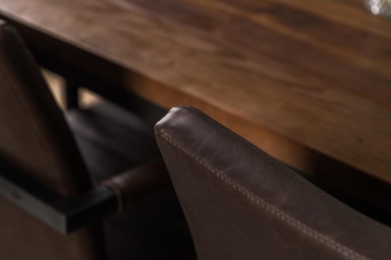 Wilmer Spisebordssæt 140 cm med 4 House Stole Vintage - Rustik Elm/Sort/Mørkebrun PU - Møbler - Borde - Spisebordssæt
