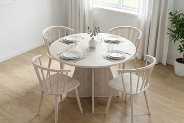 Vera spisegruppe rund 110 cm hvidlaseret med 4 Tyrö spisebordsstole - Hvidbejdset eg - Møbler - Borde - Spisebordssæt