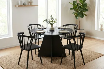 Vera spisegruppe rund 110 cm sort med 4 Tyrö spisebordsstole - Sortbejdset eg - Møbler - Borde - Spisebordssæt
